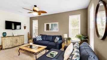 公寓客房, 多張床 (Topsail Village 211- Sandy Feet Retre) | 起居區 | 電視