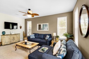 公寓式客房, 多张床 (Topsail Village 211- Sandy Feet Retre) | 起居区 | 电视