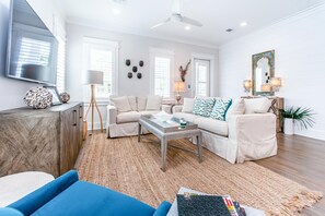 ハウス ベッド (複数台) (The GRAYTest 30A Beach House) | リビング エリア | テレビ