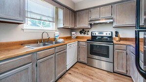 House, 2 Queen Beds (Surfer Girl) | Private kitchen | Oven, toaster - Surfer Girl (Santa Rosa Beach)