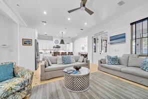 Maison, plusieurs lits (Coastal Serenity on 30A) | Coin séjour