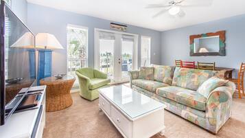 Condo, varias camas (Gulf Place Caribbean 309) | Área de sala de estar | Televisión