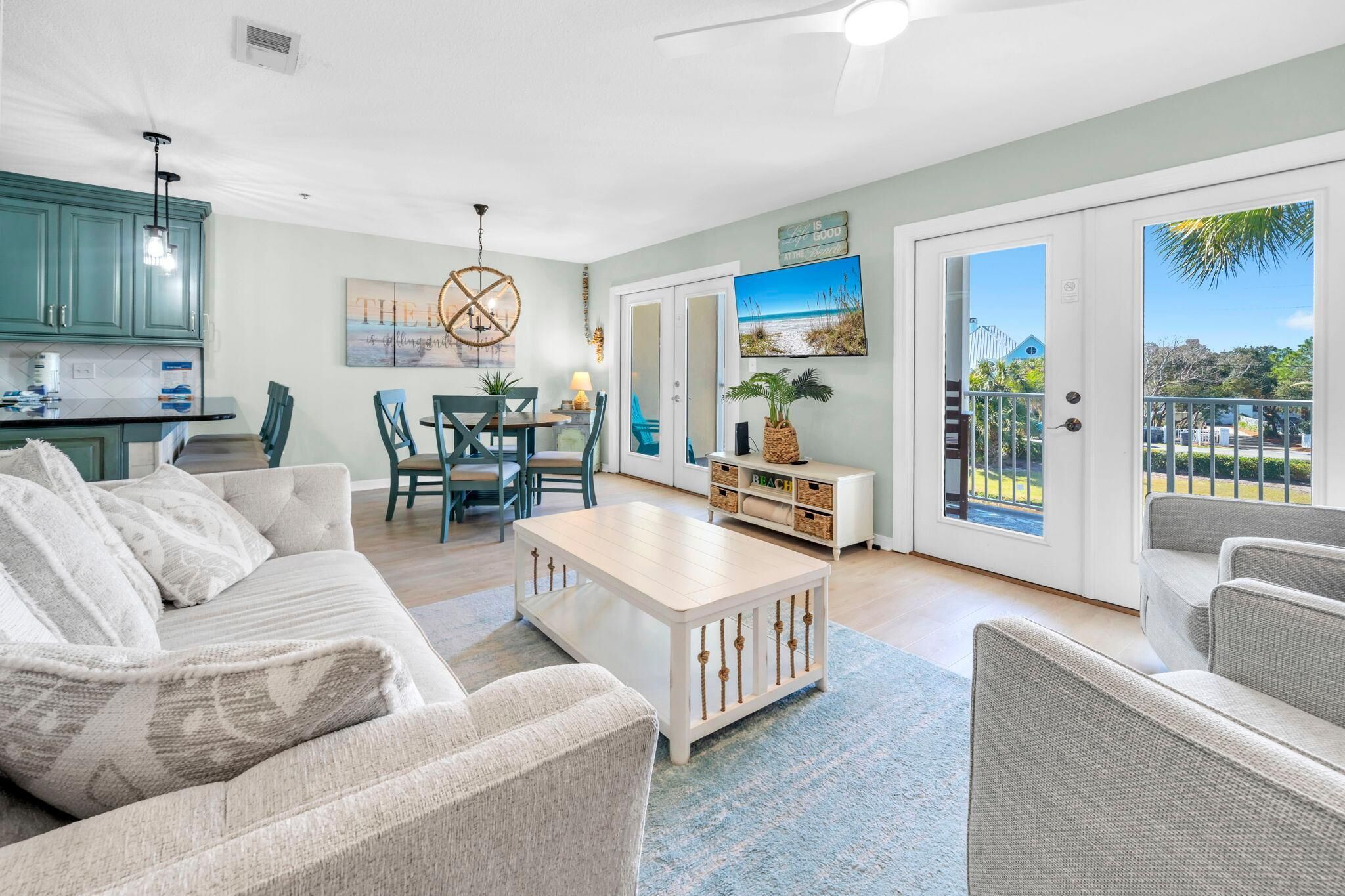 Condo, Plusieurs lits (Gulf Place Caribbean 204) | Aire de séjour | Téléviseur