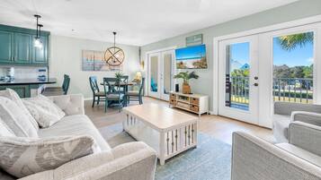 Condo, Plusieurs lits (Gulf Place Caribbean 204) | Aire de séjour | Téléviseur