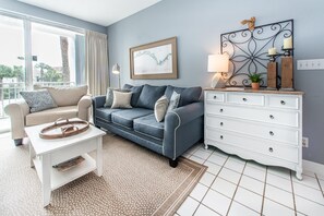 コンドミニアム キングベッド 1 台ソファーベッド付き (Gulf Place Cabanas 203) | リビング エリア | テレビ