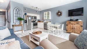 Leilighet, 1 kingsize-seng med sovesofa (Gulf Place Cabanas 203) | Oppholdsområde | TV