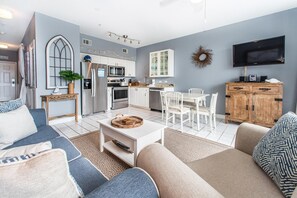 Apartment, 1 King-Bett und Schlafsofa (Gulf Place Cabanas 203) | Wohnbereich | Fernseher