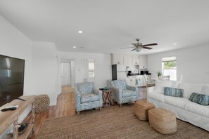 하우스, 침대(여러 개) (Grayton Escape) | 거실 공간 | TV