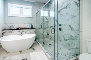Casa, várias camas (Grayt Paradise) | Banheiro | Produtos de toalete grátis, toalhas de banho, sabonete, papel higiênico