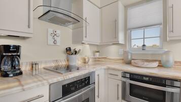 Condo, 1 King Bed with Sofa bed (Driftwood Cottage) | Private kitchen | Oven, toaster