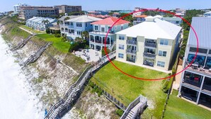 Ein Küstenhotel mit mehreren Gebäuden, einem Weg zum Strand und Blick auf den Ozean.