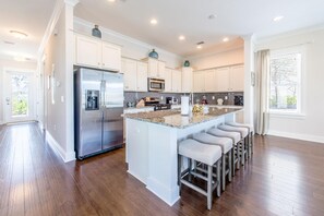 Casa, varias camas (Chalet Mer) | Cocina privada | Horno y tostadora