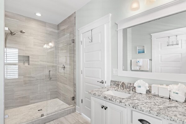Casa, varias camas (Blue Mountain RNR) | Baño | Amenidades de baño gratuitas, toallas, jabón, papel de baño 