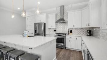 House, Multiple Beds (Blue Heron Hideaway) | Private kitchen | Oven, toaster