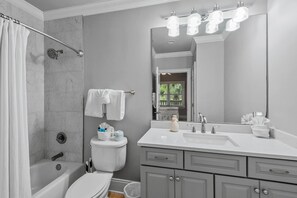 Condo, várias camas (Adagio F205) | Banheiro | Produtos de toalete grátis, toalhas de banho, sabonete, papel higiênico