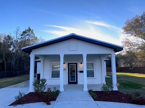 Cozy Modern Family Home Near Beach !