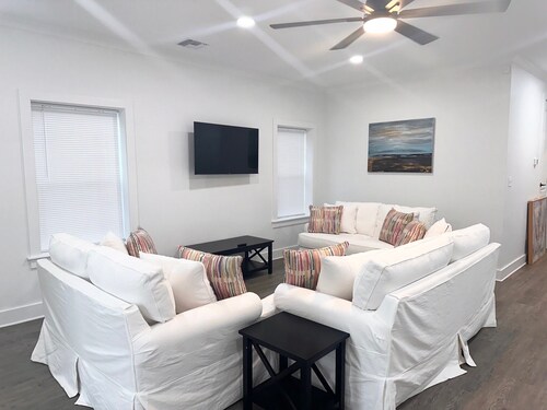 Cozy Modern Family Home Near Beach !