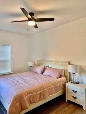 3 habitaciones, tabla de planchar con plancha, wifi y ropa de cama 