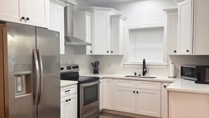 Coffee/tea maker, fridge, microwave, oven - Cozy Modern Family Home Near Beach ! (Waveland)