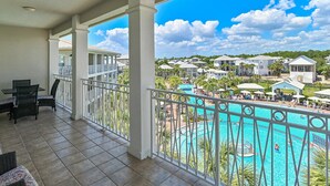 Ein Balkon mit Blick auf einen Swimmingpool und das Resort.