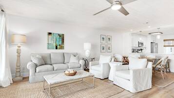 Casa geminada, várias camas (SeaRenity at Inlet 2) | Área de estar | TV