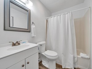 Lejlighed - 1 kingsize-seng med sovesofa (Ramsgate 3) | Badeværelse | Gratis toiletartikler, håndklæder, Sæbe, Toiletpapir