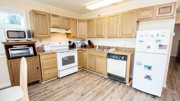 Condo, 1 King Bed with Sofa bed (Ramsgate 3) | Private kitchen | Oven, toaster