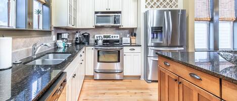 Casa, varias camas (Comfort and Joy) | Cocina privada | Horno y tostadora