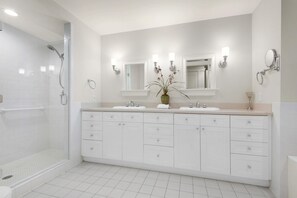 Casa adosada, varias camas (Watercolor Townhouse 9) | Baño | Artículos de higiene personal gratuitos, toallas y jabón