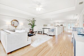 Stadtwohnung, Mehrere Betten (Watercolor Townhouse 9) | Wohnbereich