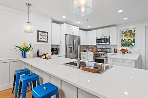 House, Multiple Beds (Watercolor Townhouse 9) | Private kitchen