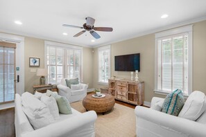 独立别墅, 多张床 (Sunny Side Up) | 起居区 | 电视