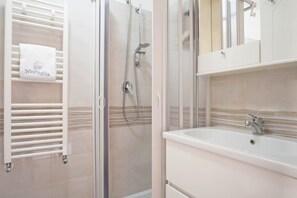 Bruser, hårtørrer, bidet, håndklæder