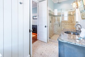 Huis, meerdere bedden (Stay Salty) | Badkamer | Gratis toiletartikelen, handdoeken, zeep, toiletpapier