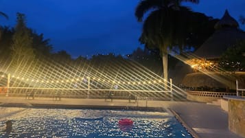 Una piscina al aire libre