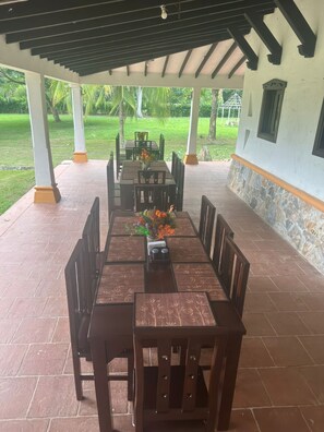 Outdoor dining - Hacienda with Private Swimming Pool/Air Conditioning/Jacuzzi
 (Santa Fé de Antioquia)