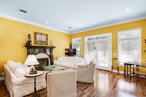 Living area - Playhouse II (Santa Rosa Beach)