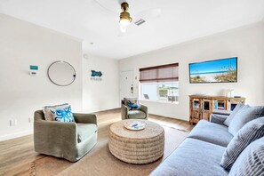 Townhouse, flere senger (Palm Grove at Sago Sands Unit A) | Oppholdsområde | TV