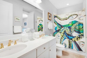 Maison, plusieurs lits (Octopus's Garden NatureWalk 30A) | Salle de bain