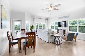 Condo, várias camas (Legacy 104) | Área de estar | TV