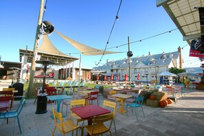 Hus - flera sängar (Inn to the Mystic) | Restaurang utomhus