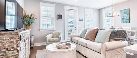 獨棟房屋, 多張床 (Inn to the Mystic) | 起居區 | 電視