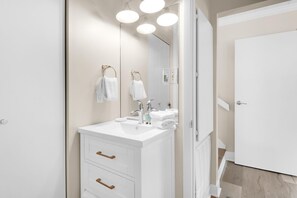 Hus - flere senge (Double Down) | Badeværelse | Gratis toiletartikler, håndklæder, Sæbe, Toiletpapir