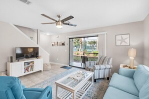 Townhouse, flere senger (Cassine Gardens 272- Captain's Cove) | Oppholdsområde | TV