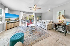 Stadtwohnung, Mehrere Betten (Cassine Gardens 108- Sandy Daze) | Wohnbereich