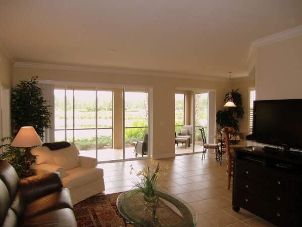 TV, DVD player, livros, monitores de computador