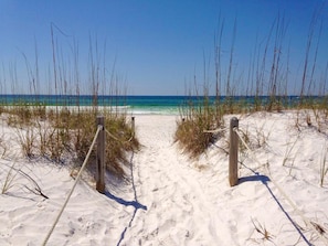 A sandy beach path leading to the ocean with wooden posts and ropes. - Captain's Cottage (Santa Rosa Beach)