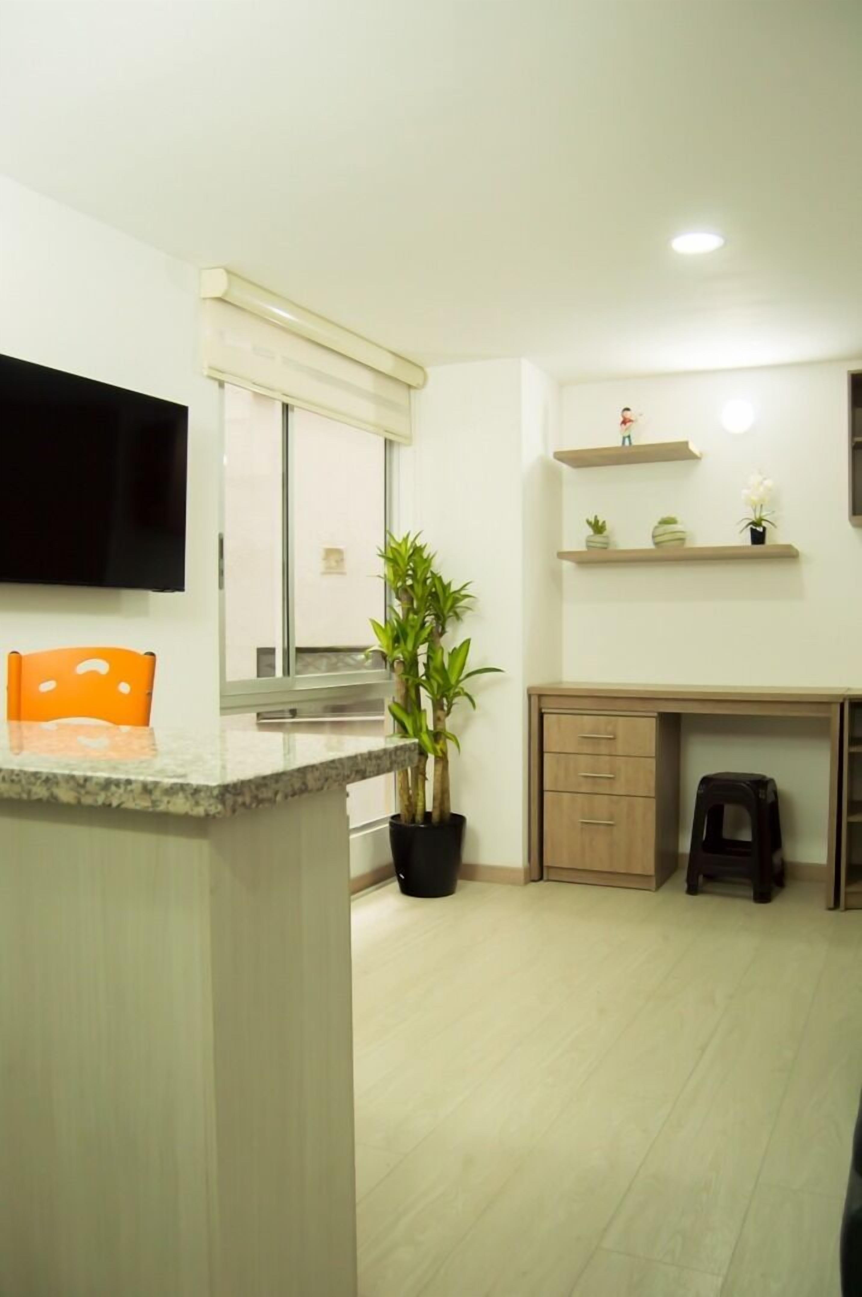 Habitación doble clásica | Área de sala de estar | Televisión de pantalla plana 