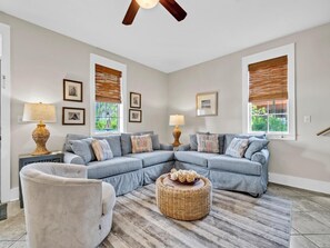 Maison, Plusieurs lits (Blue Sky Bungalow 156) | Aire de séjour | Téléviseur