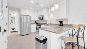 公寓客房, 1 張特大雙人床和 1 張沙發床 (Beachwood Villas 6D- Beach Time Oasis) | 私人廚房 | 烤箱、烤麵包機